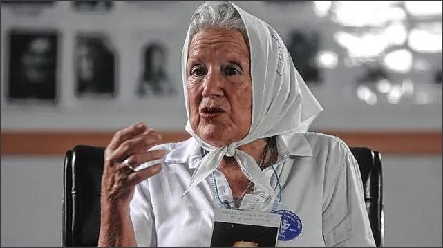 Lee más sobre el artículo Murió Nora Cortiñas, emblema de Madres de Plaza de Mayo y referente de la resistencia contra la dictadura