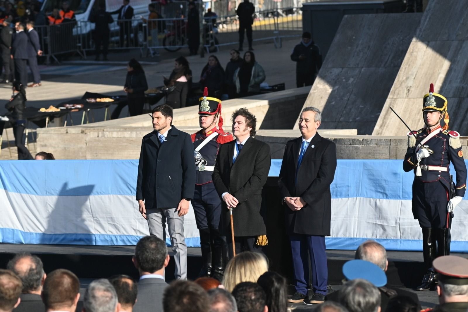 Lee más sobre el artículo Pullaro y Milei tasaron popularidad en el monumento a la Bandera