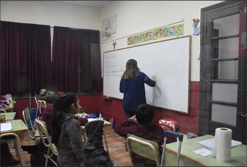 Lee más sobre el artículo Desde el lunes los docentes de escuelas primarias podrán inscribirse para recibir el suplemento mensual por la extensión horaria