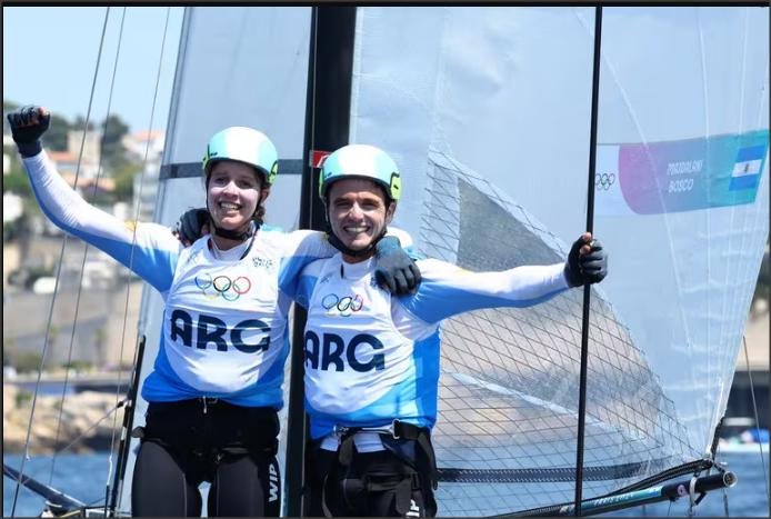 Lee más sobre el artículo Los argentinos Majdalani y Bosco hicieron historia en los Juegos Olímpicos: ganaron la medalla de plata en vela de París 2024