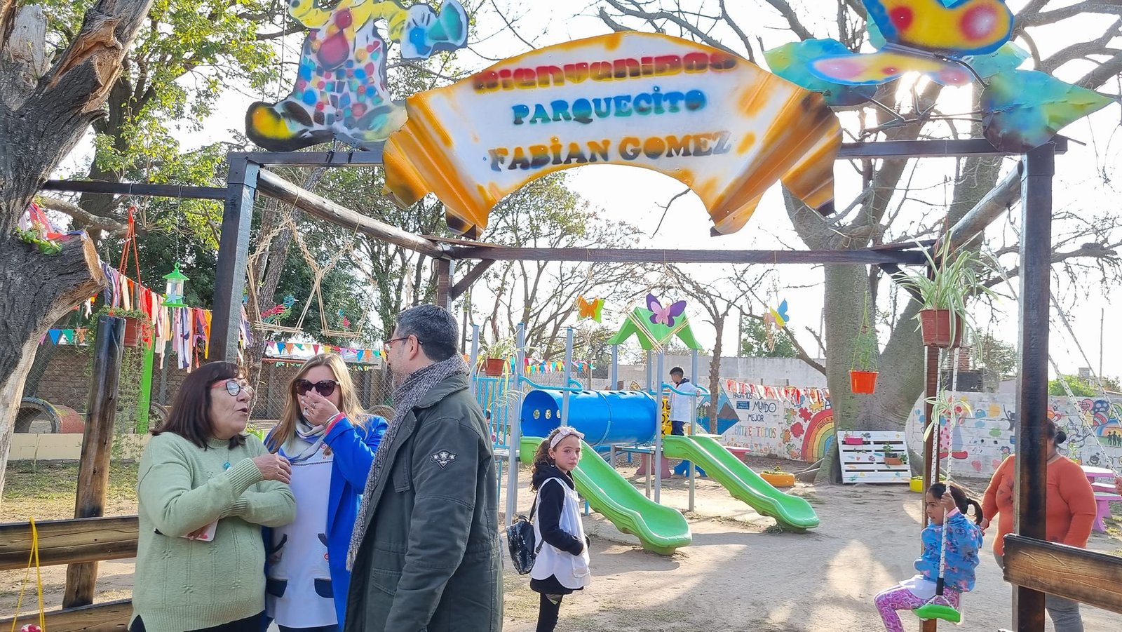 En este momento estás viendo Inmortal: La Escuela 975 Jose Vito Oroño, bautizó su parque de las infancias, Fabian «Puloy» Gomez