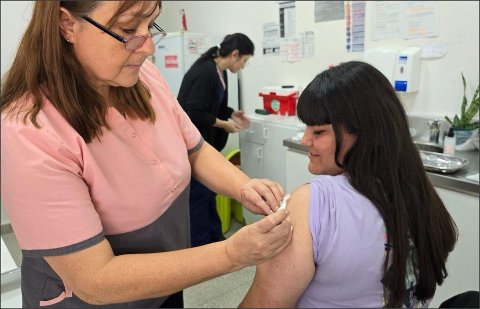 Lee más sobre el artículo Dengue: Santa Fe amplía la vacunación y pide que la sociedad haga su parte