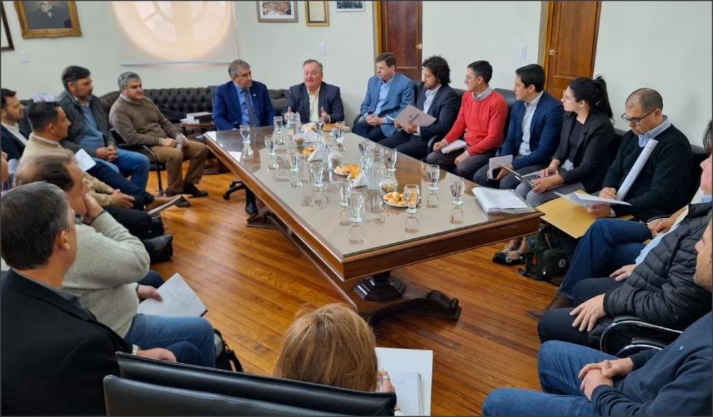 Lee más sobre el artículo Distintas áreas gubernamentales evaluaron acciones referidas al “Proyecto de Desarrollo Turístico Integral de Laguna La Verde”