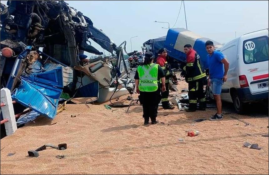 Lee más sobre el artículo El choque de camiones en el norte de Santa Fe dejó heridos y corte de tránsito