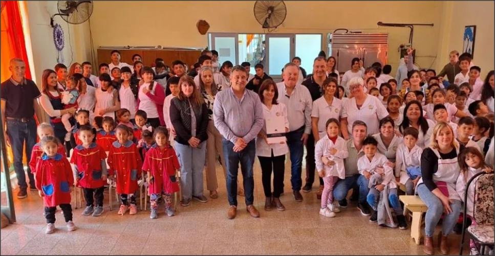 En este momento estás viendo l Senador Felipe Michlig y equipo de trabajo acercaron aportes FANI a Escuelas de San Cristóbal