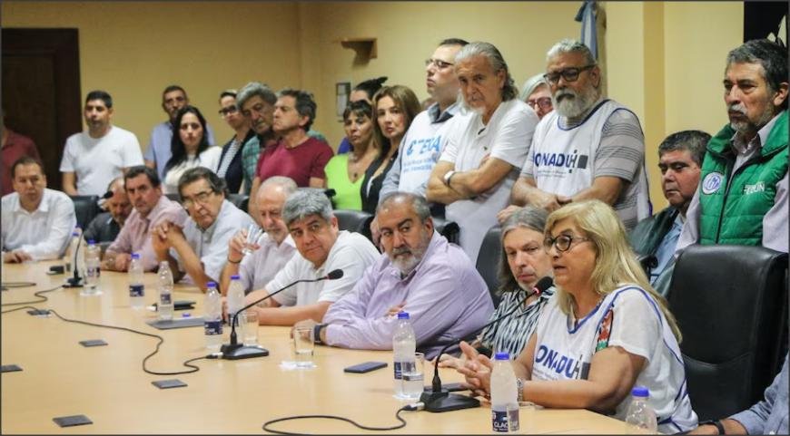 Lee más sobre el artículo Tras la ratificación del veto de Milei, los gremios docentes anunciaron para mañana un paro total en todas las universidades