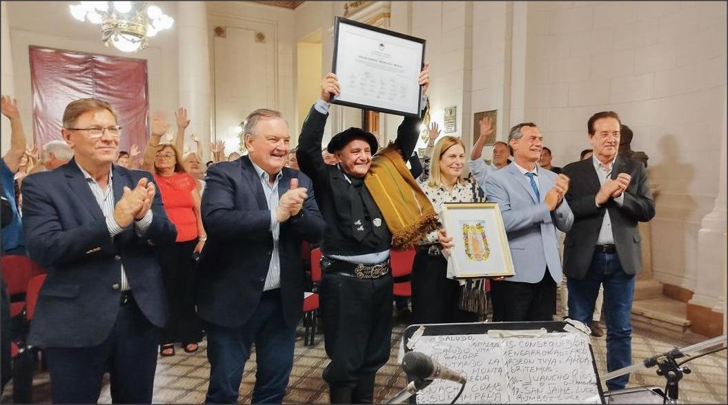 En este momento estás viendo El Senado reconoció la trayectoria de «Monchito Merlo»