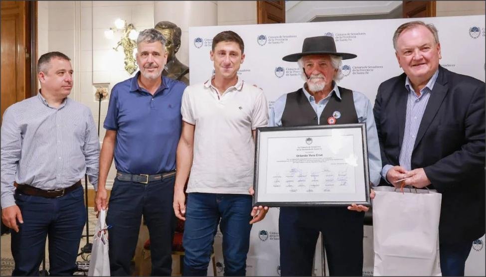 En este momento estás viendo Reconocimiento del Senado al cantautor Orlando Vera Cruz