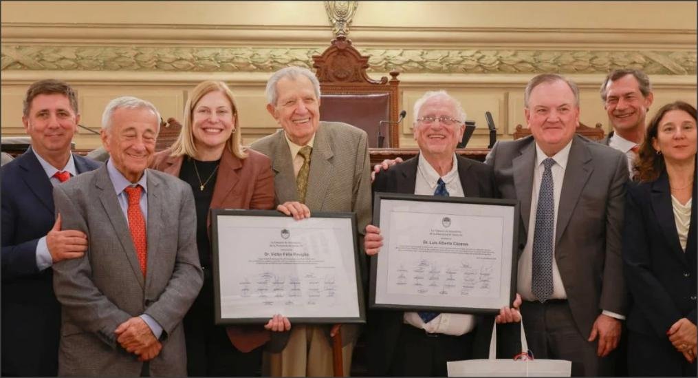 Lee más sobre el artículo El Senado rindió un emotivo homenaje a Víctor Reviglio y Changui Cáceres a partir de una iniciativa de Felipe Michlig