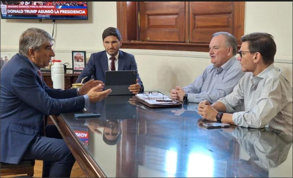 En este momento estás viendo El Senador Michlig fue recibido por el Gobernador Pullaro para abordar una amplia agenda departamental