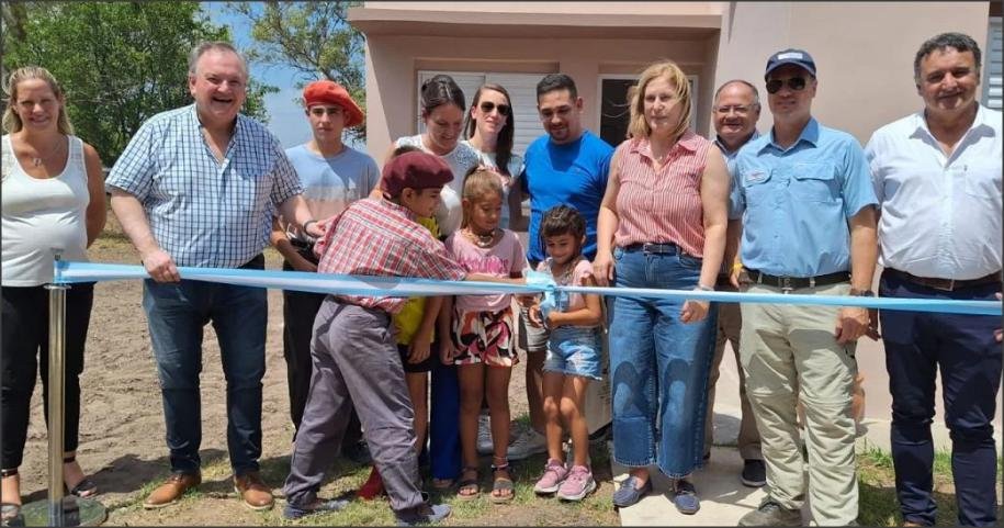 En este momento estás viendo Ambrosetti: Inauguración de 5 viviendas y firma de contrato para la construcción de otras 5 unidades sociales