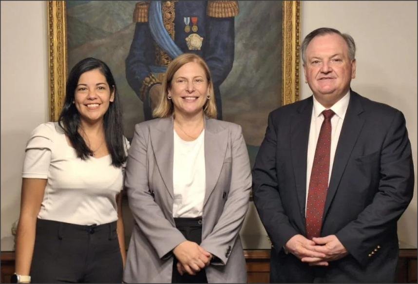 En este momento estás viendo Reunión de trabajo entre la Vicegobernadora Scaglia, el Senador Michlig y la intendenta López