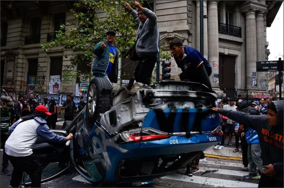 En este momento estás viendo Graves destrozos e incidentes de los barras en la marcha por los jubilados al Congreso