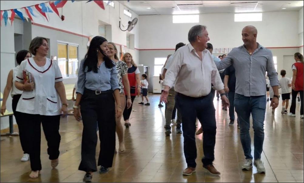 En este momento estás viendo Felipe Michlig y Romina López recorrieron escuelas de San Guillermo para gestionar soluciones