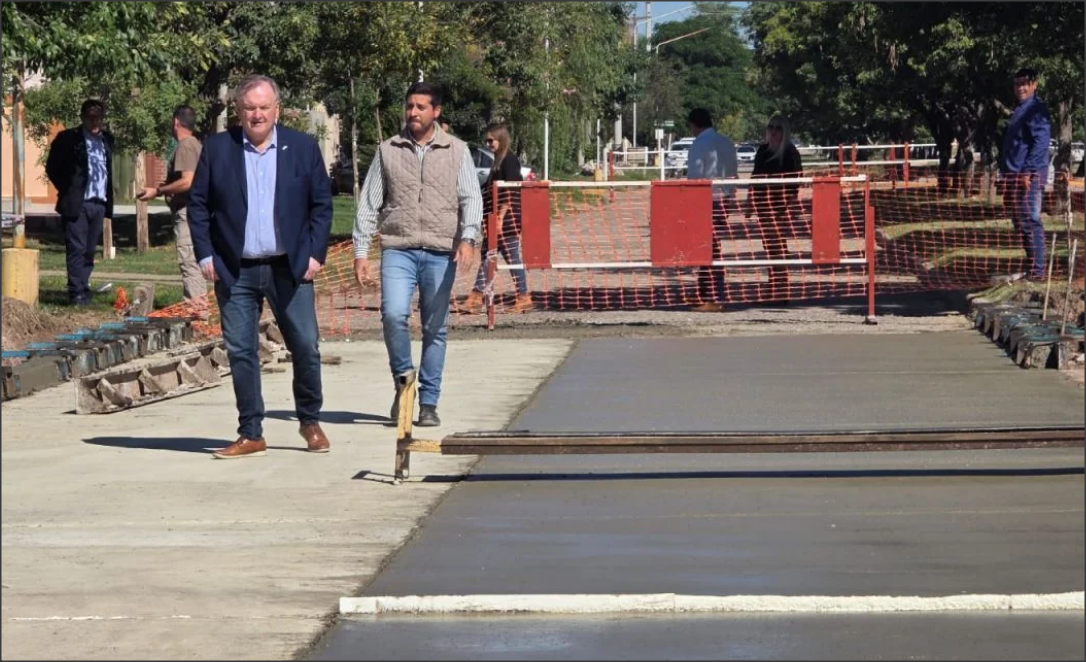 En este momento estás viendo El senador Michlig recorrió obras en marcha en la ciudad de Ceres y firmó convenios de infraestructura vial para MMyCC