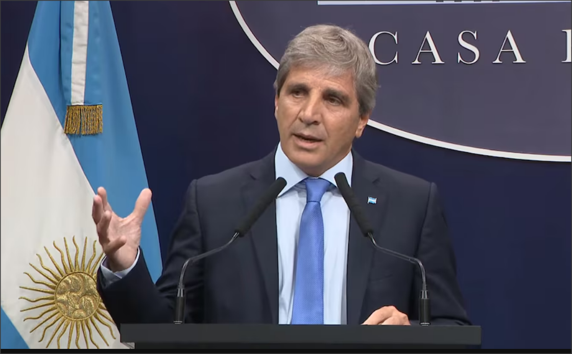 En este momento estás viendo Luis Caputo anunció que el lunes se termina el cepo cambiario: el dólar oficial flotará entre $1.000 y $1.400
