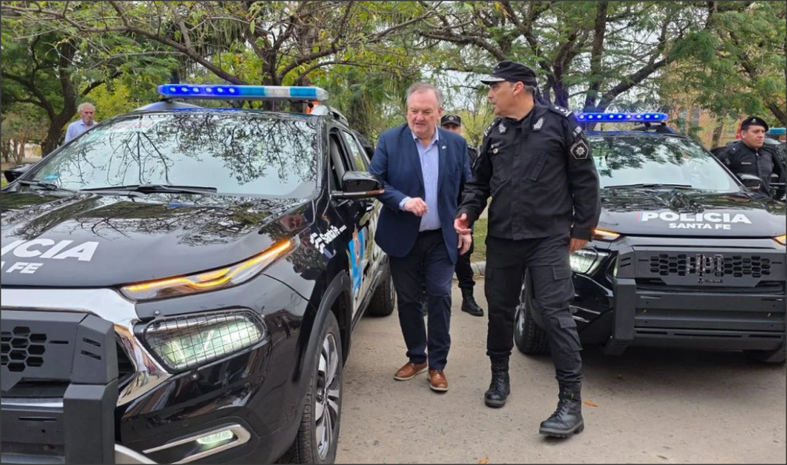 En este momento estás viendo El Senador Michlig y el ministro Cococcioni entregaron en la ciudad de San Cristóbal 5 móviles policiales 0 Km