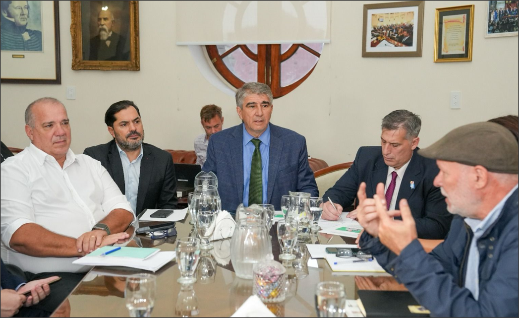 En este momento estás viendo Provincia ofreció a los estatales y docentes una compensación por meses anteriores y un aumento trimestral del 8 %
