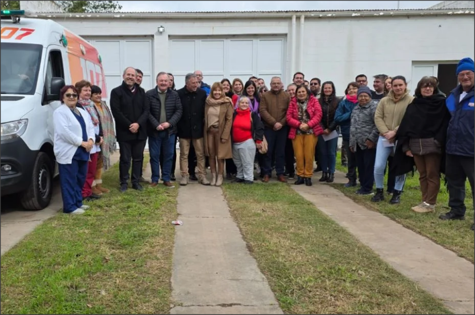 En este momento estás viendo Villa Trinidad, Curupaity y Monigotes recibieron ambulancias y aportes institucionales