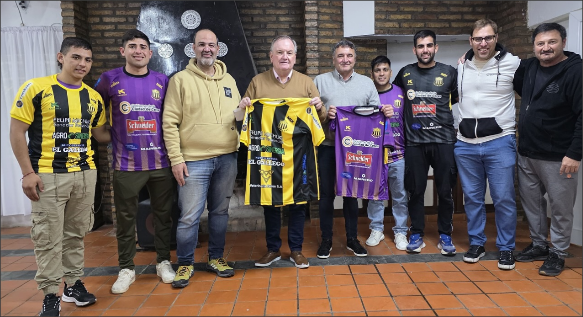 En este momento estás viendo El fútbol de Central Argentino presentó su nueva indumentaria y recibió un aporte de $ 18 millones