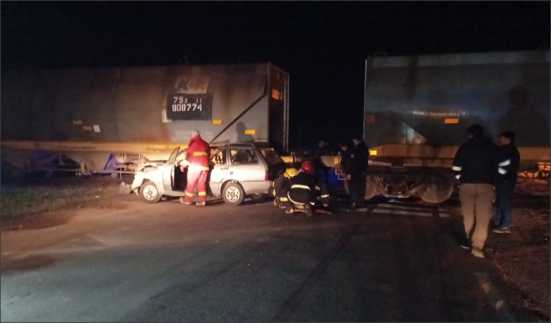 En este momento estás viendo Arrufo: Un automóvil colisionó una formación ferroviaria