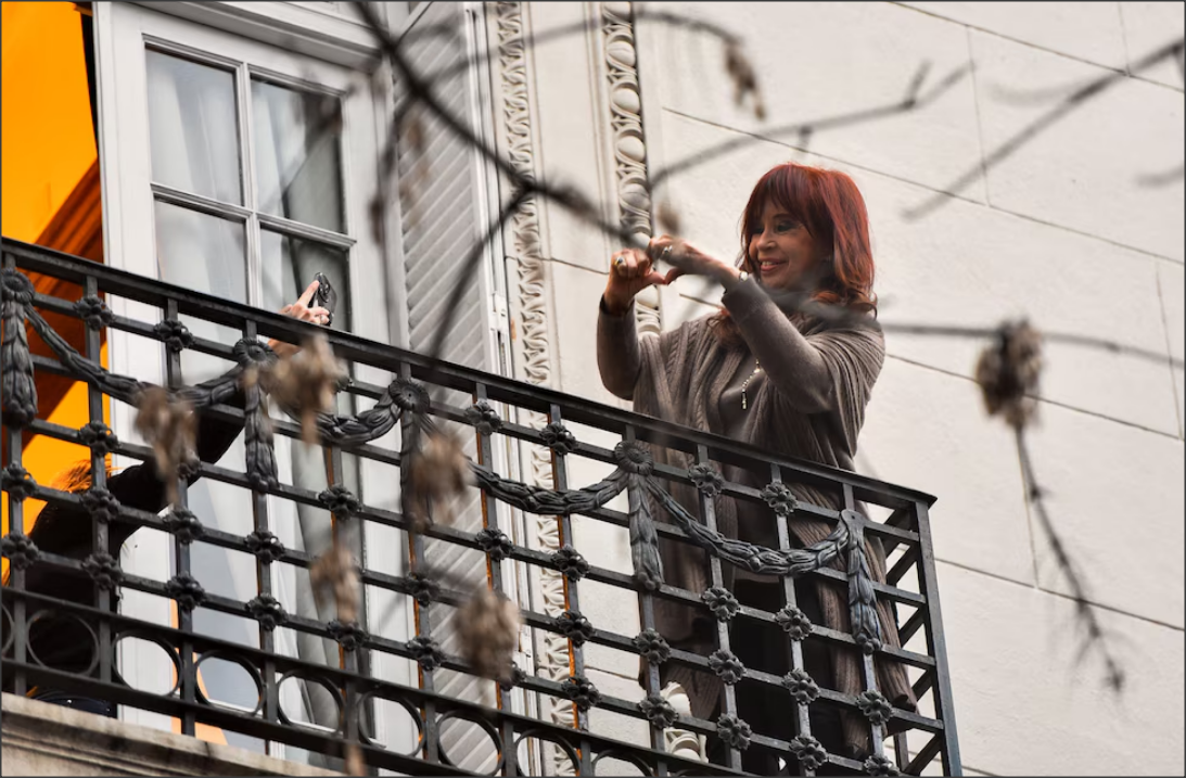 En este momento estás viendo La Cámara le confirmó prisión domiciliaria a Cristina Kirchner y no tendrá que ir a Comodoro Py