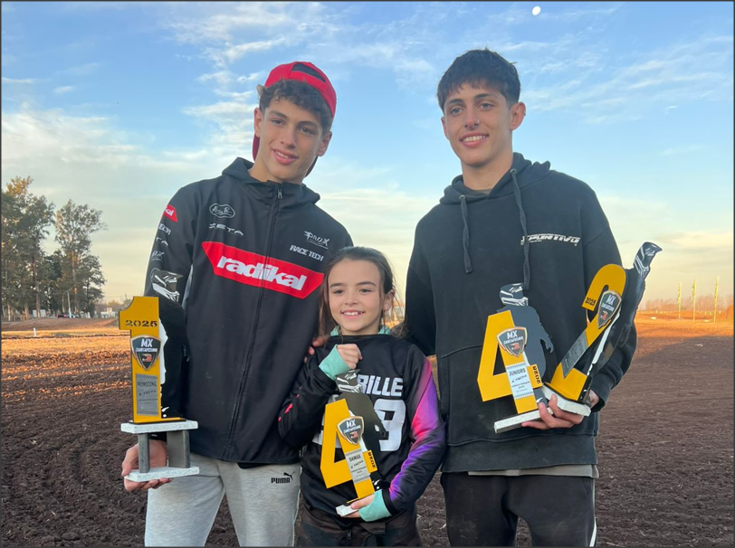 En este momento estás viendo Motocross: Isabella, Bautista y Vicente con otra espectacular actuaciòn