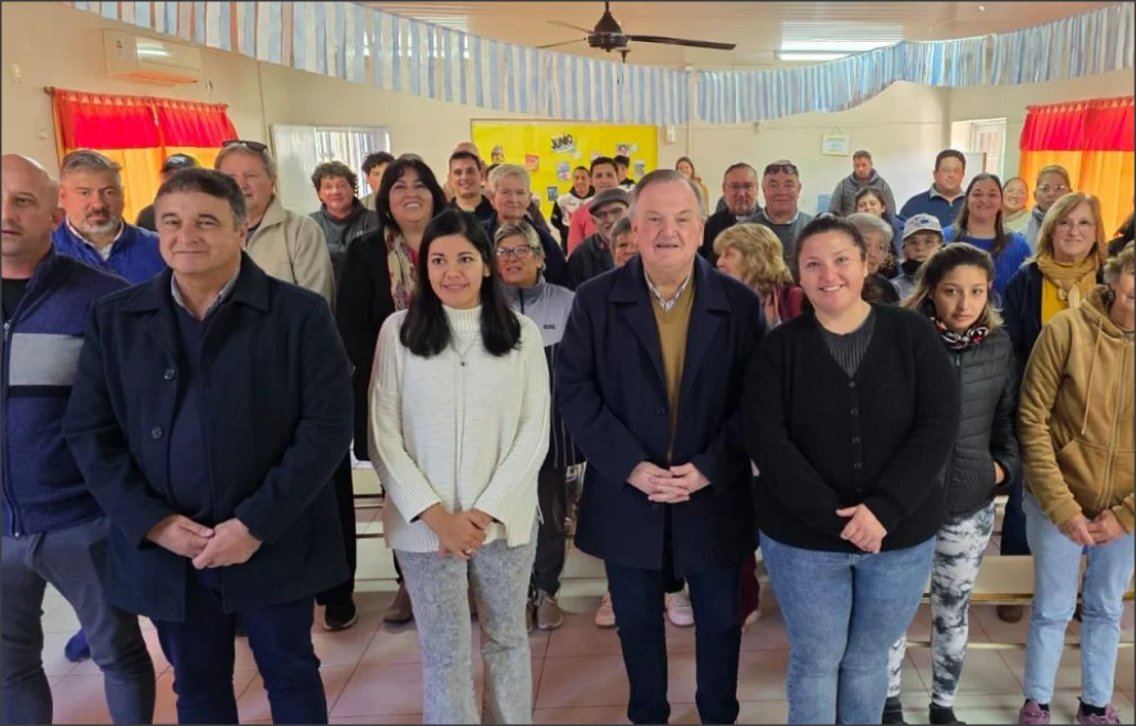 En este momento estás viendo El Senador Michlig junto a la Intendente López entregó aportes a instituciones y microemprendedores de San Guillermo