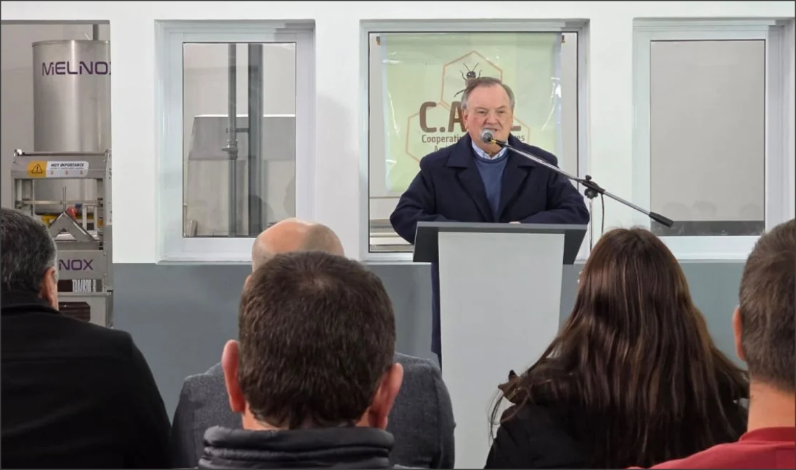 En este momento estás viendo En Ambrosetti, con la presencia del Ministro Puccini y el Senador Michlig, se entregaron Créditos Apícolas 2025