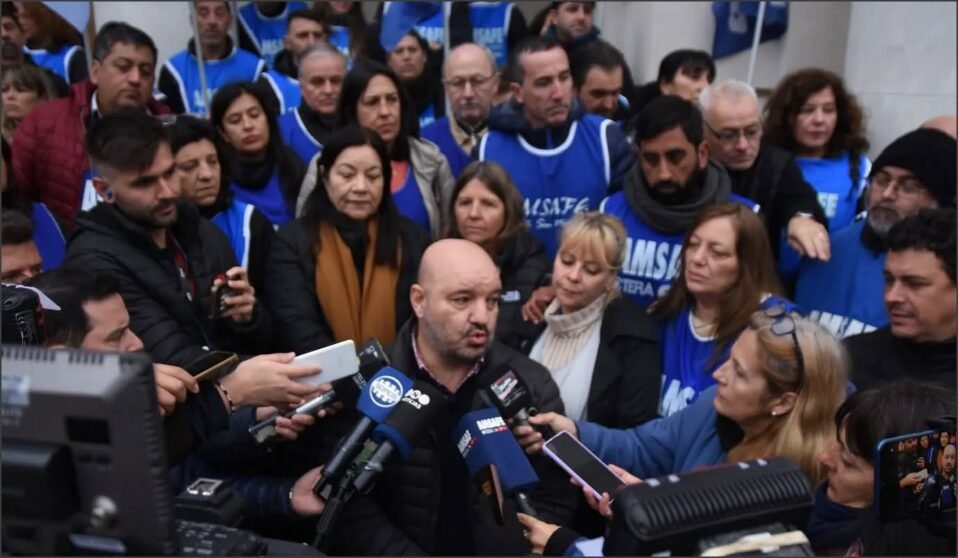 En este momento estás viendo Sebastian Vazquez presente en la Legislatura para presentar proyectos ante la Convención reformadora