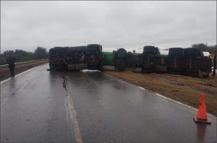 En este momento estás viendo El vuelco de un camión cisterna en Arrufo detuvo el tráfico sobre ruta 34