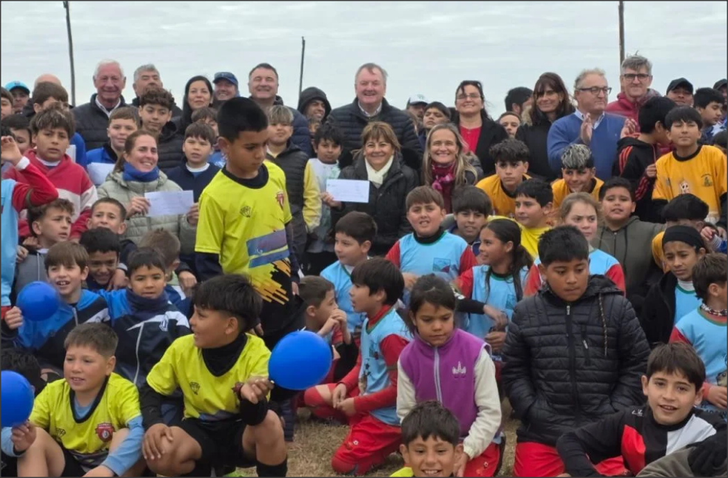 En este momento estás viendo Michlig participó de la inauguración de obras deportivas en Monte Oscuridad, en el marco del Encuentro Infantil de Fútbol