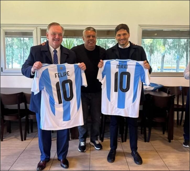 En este momento estás viendo Felipe Michlig integró la comitiva encabezada por el Gdor. Pullaro que se reunió con “Chiqui” Tapia en el predio de AFA
