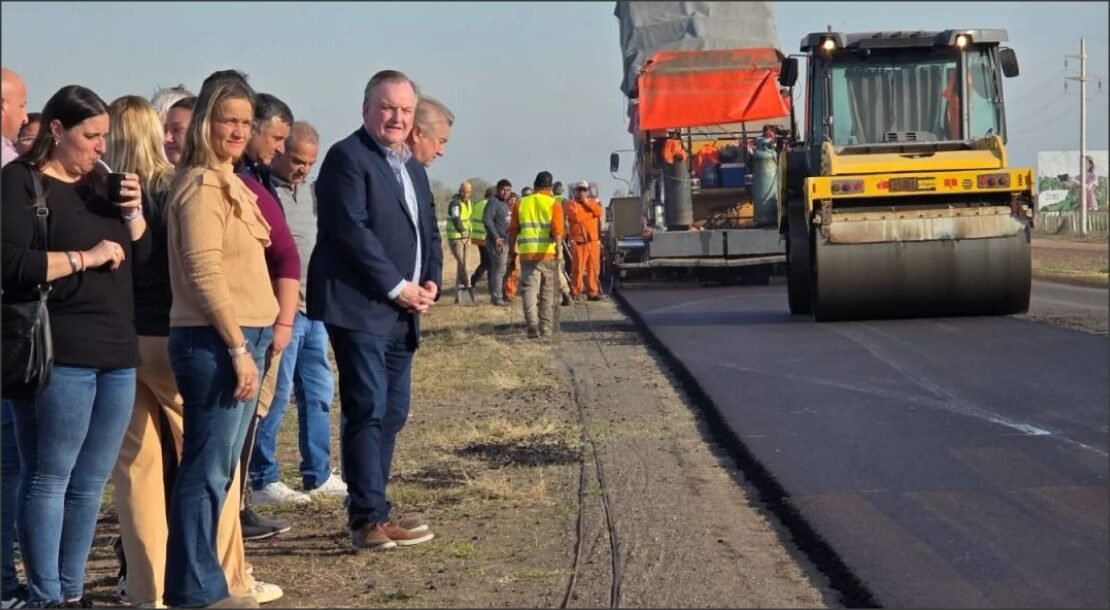 En este momento estás viendo Michlig recorrió obras de repavimentación sobre RP23 y entregó Créditos Apícolas por más de $50 millones