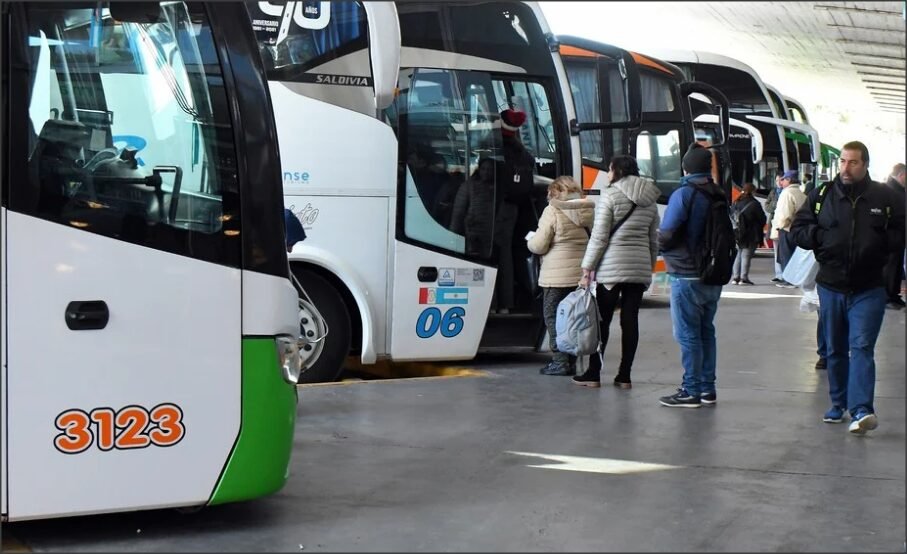 Transporte interurbano: tras el pedido de las empresas por el aumento del combustible, habrá actualización del boleto colectivos