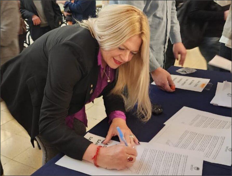En este momento estás viendo 1000 aulas: La Intendente firmó convenio para construir una aula en la Escuela Sagrada Familia