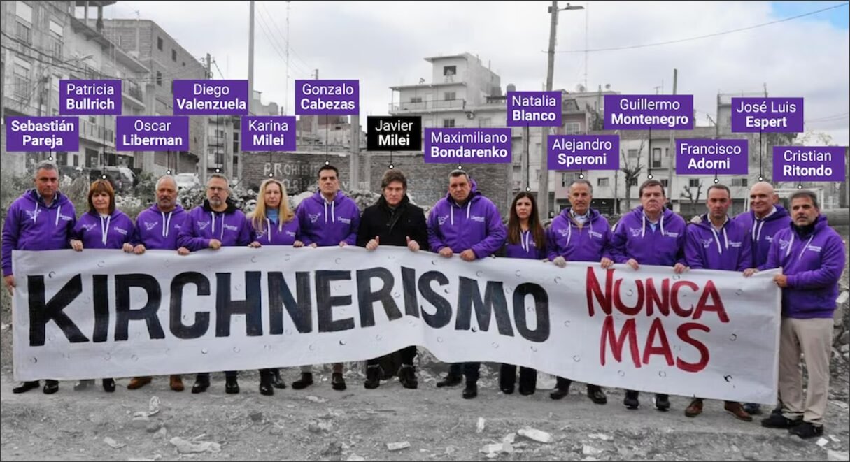En este momento estás viendo La trastienda de la foto de Milei: quiénes lo acompañaron y por qué eligieron el eslogan «kirchnerismo Nunca Más»