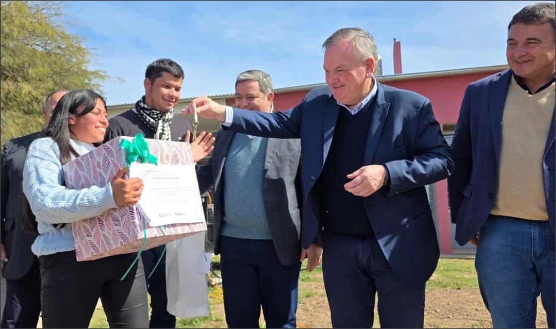 En este momento estás viendo En Arrufó se inauguraron 11 unidades habitacionales y se entregó un aporte FANI para la Esc. N° 245