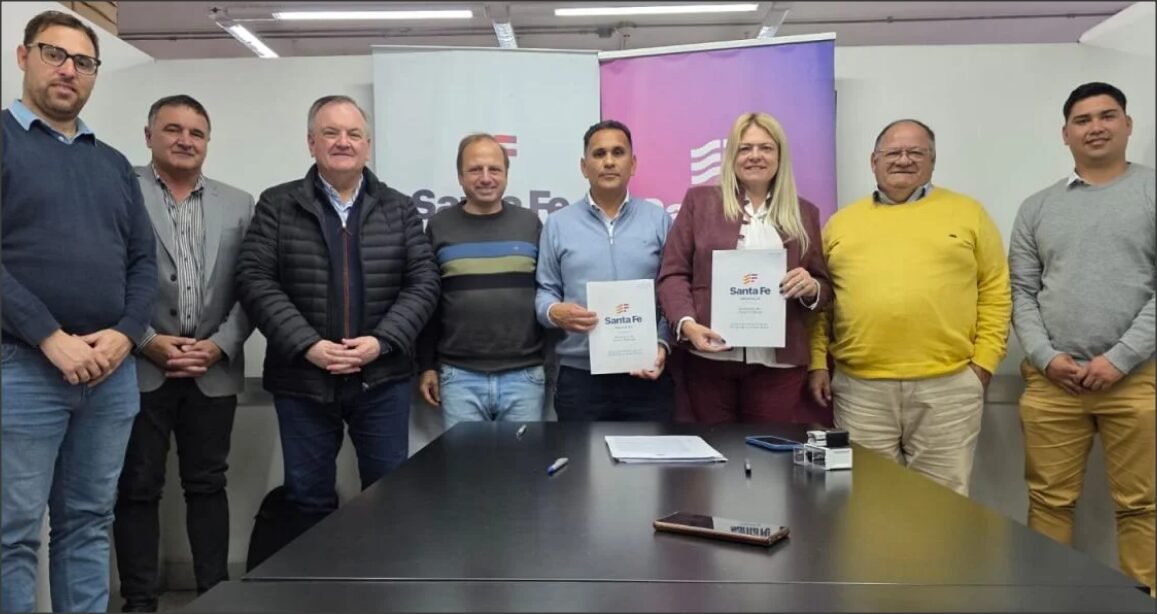 En este momento estás viendo Se firmaron contratos para la construcción de nuevas viviendas en las localidades de Ceres y Moisés Ville