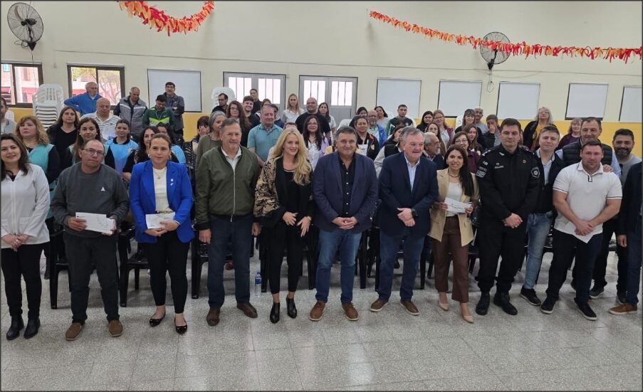 En este momento estás viendo Michlig y González entregaron aportes gubernamentales a numerosas instituciones del departamento San Cristóbal