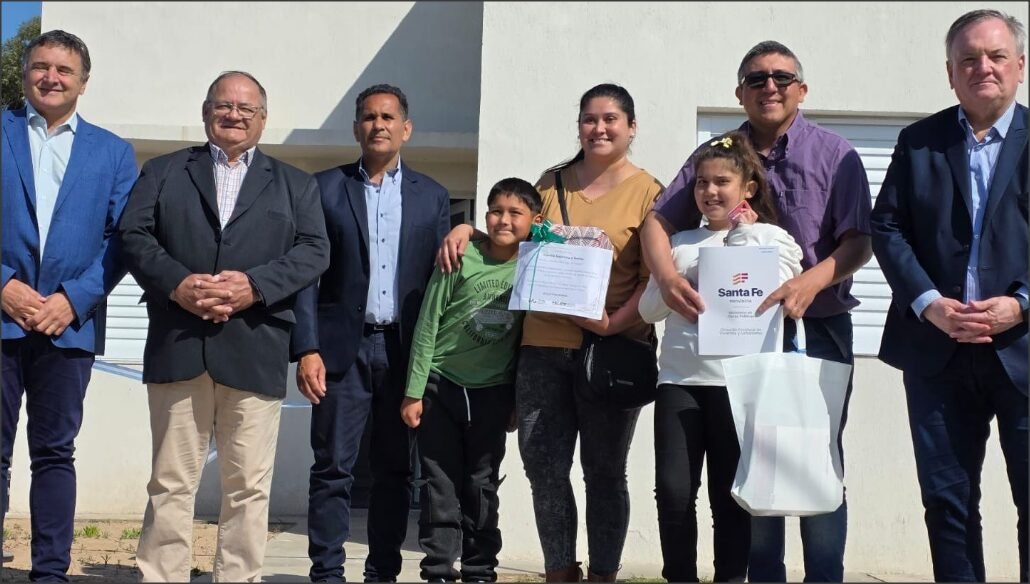 En este momento estás viendo Michlig encabezó en Moisés Ville actos de entrega de una vivienda, de aportes gubernamentales y evento cultural