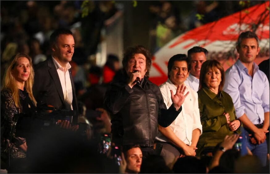 En este momento estás viendo Milei lanza a sus ministros a hacer campaña y visitará dos provincias clave para las elecciones