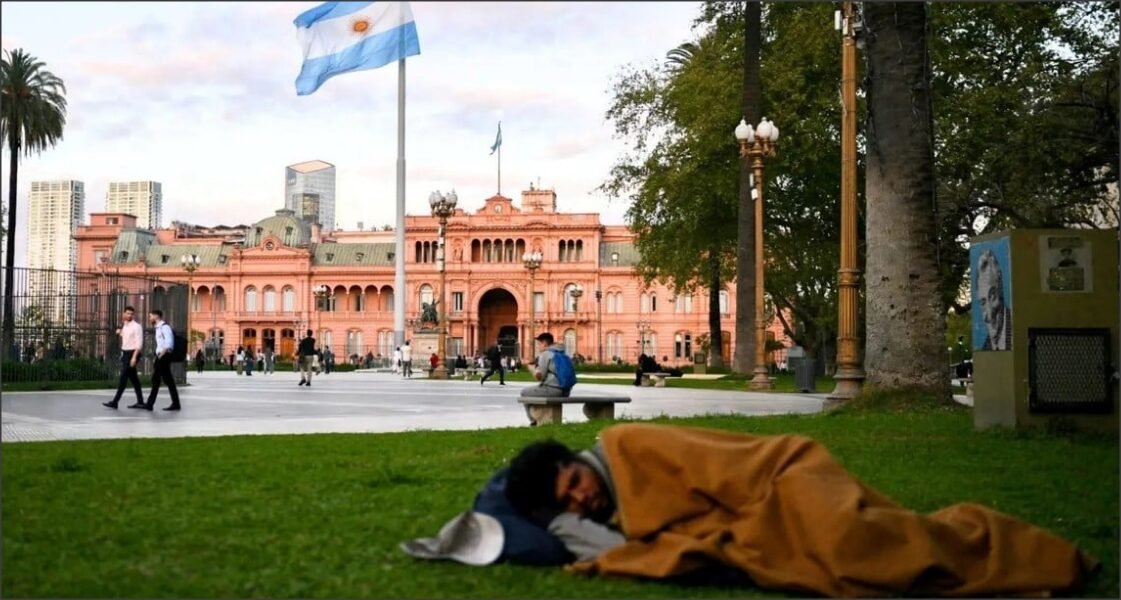 En este momento estás viendo La pobreza en la Argentina bajó 21,3% en el primer año de Milei, según el INDEC