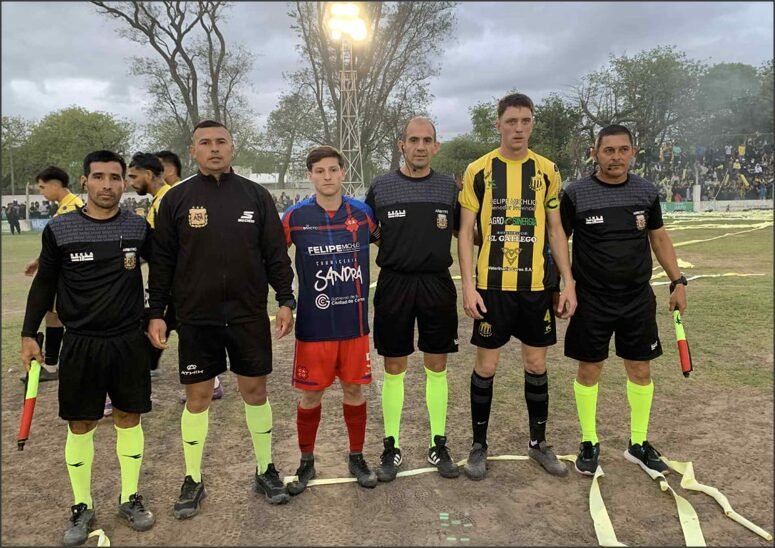 En este momento estás viendo El «superclasico» fue empate 1 a 1, y con polémicas, la gente explotó el estadio de Barrio Belgrano