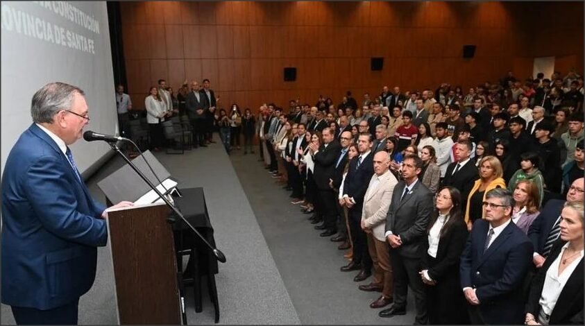 En este momento estás viendo Felipe Michlig tomó juramento a ciudadanos y autoridades de la ciudad de Santa Fe por la nueva Constitución Provincial