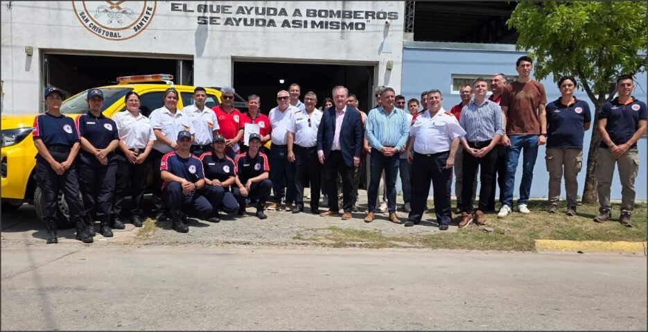 En este momento estás viendo El Gobierno Provinical entregó una nueva camioneta y equipamientos a Bomberos Voluntarios de San Cristóbal