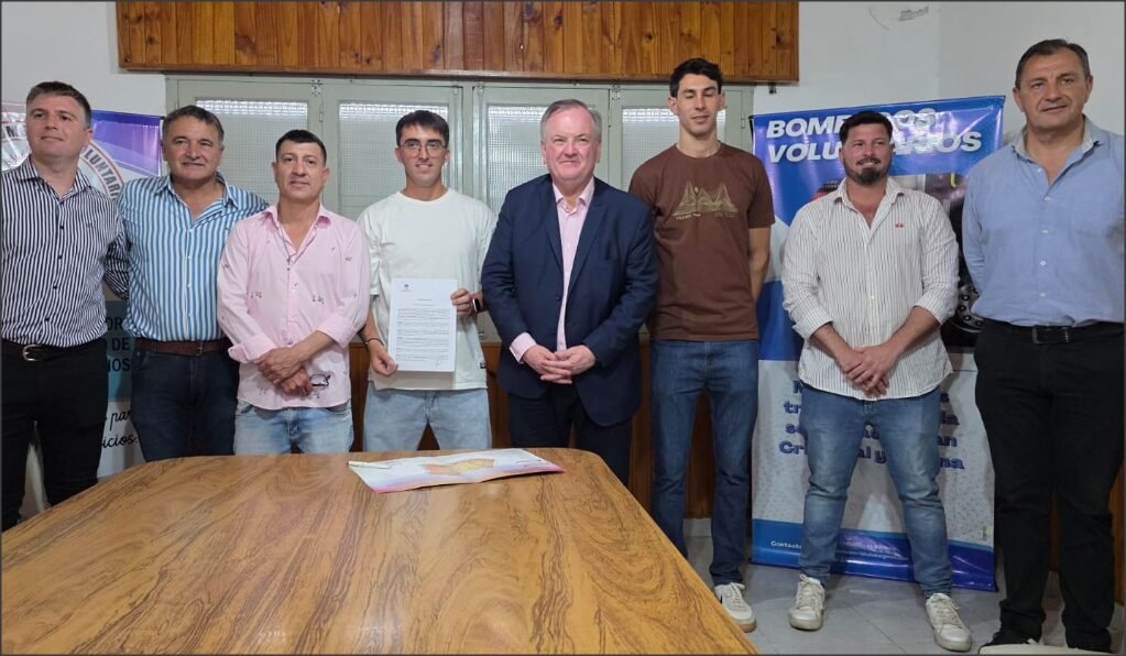 En este momento estás viendo Firma de convenio del Programa “Tu Club” con Atlético Independiente de San Cristóbal