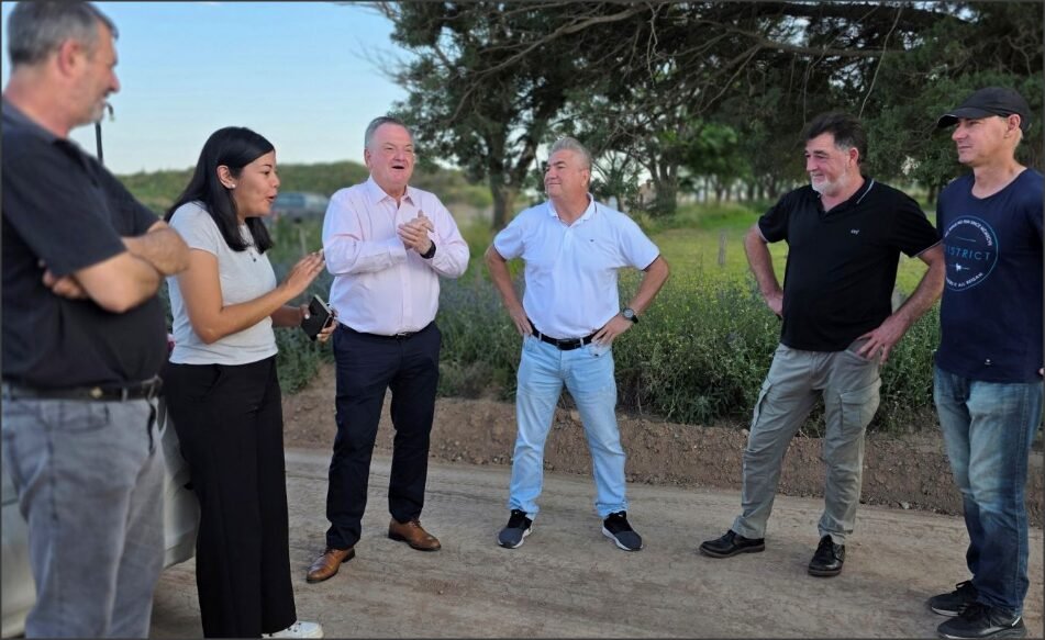 En este momento estás viendo Gestiones junto a la Cooperativa Santa Rosa para mejorar caminos productivos.