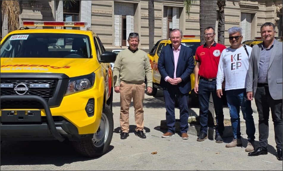 En este momento estás viendo Felipe Michlig participó del acto presidido por Gisela Scaglia de entrega de camionetas y equipamiento para bomberos y defensa civil