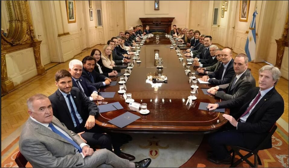 En este momento estás viendo Javier Milei se reunió con los gobernadores en Casa Rosada para acordar reformas